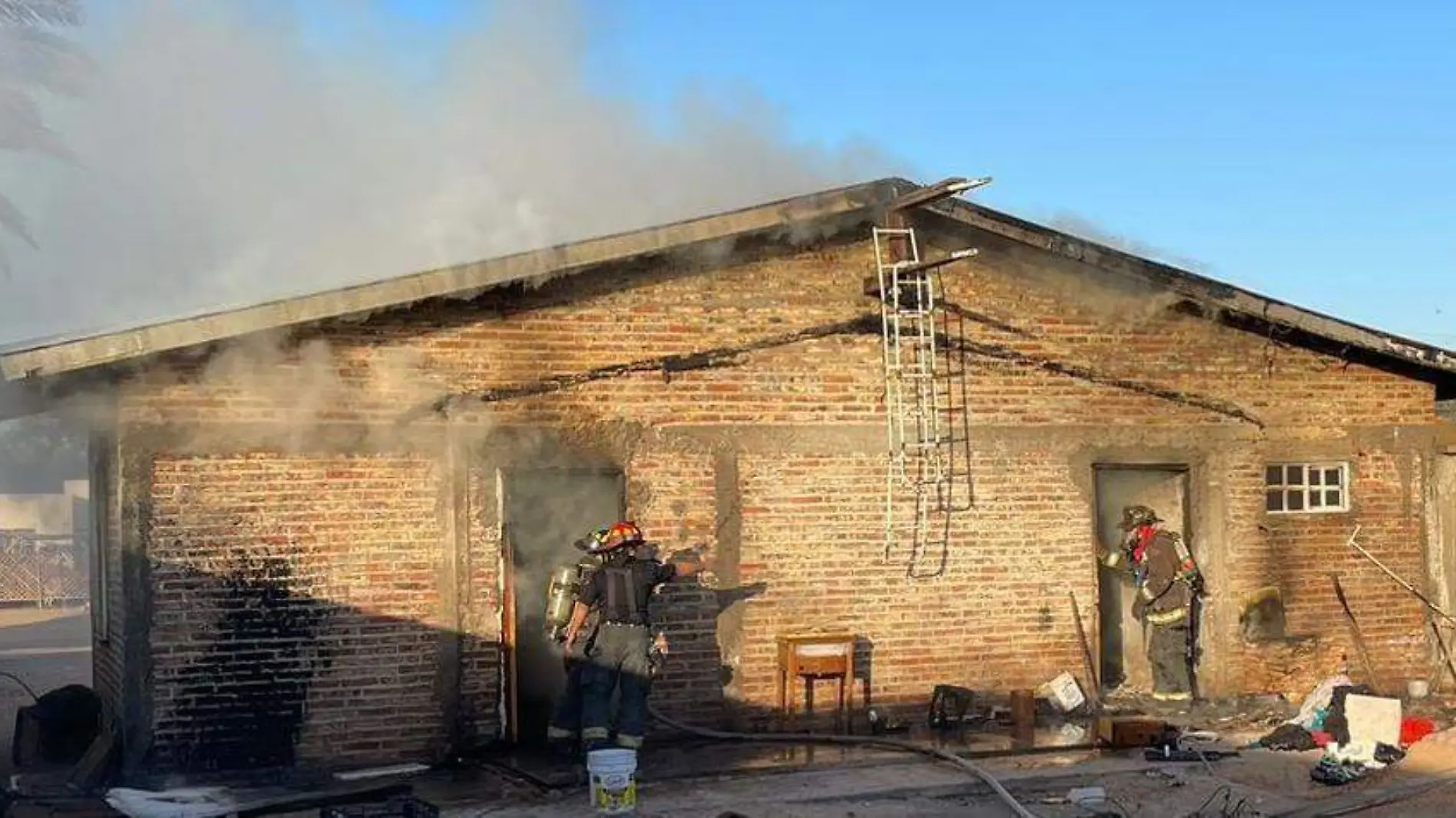 Daños de consideración se registraron en fuerte incendio ocurrido en una vivienda localizada por la avenida 5 de Mayo entre calles 42 y 43